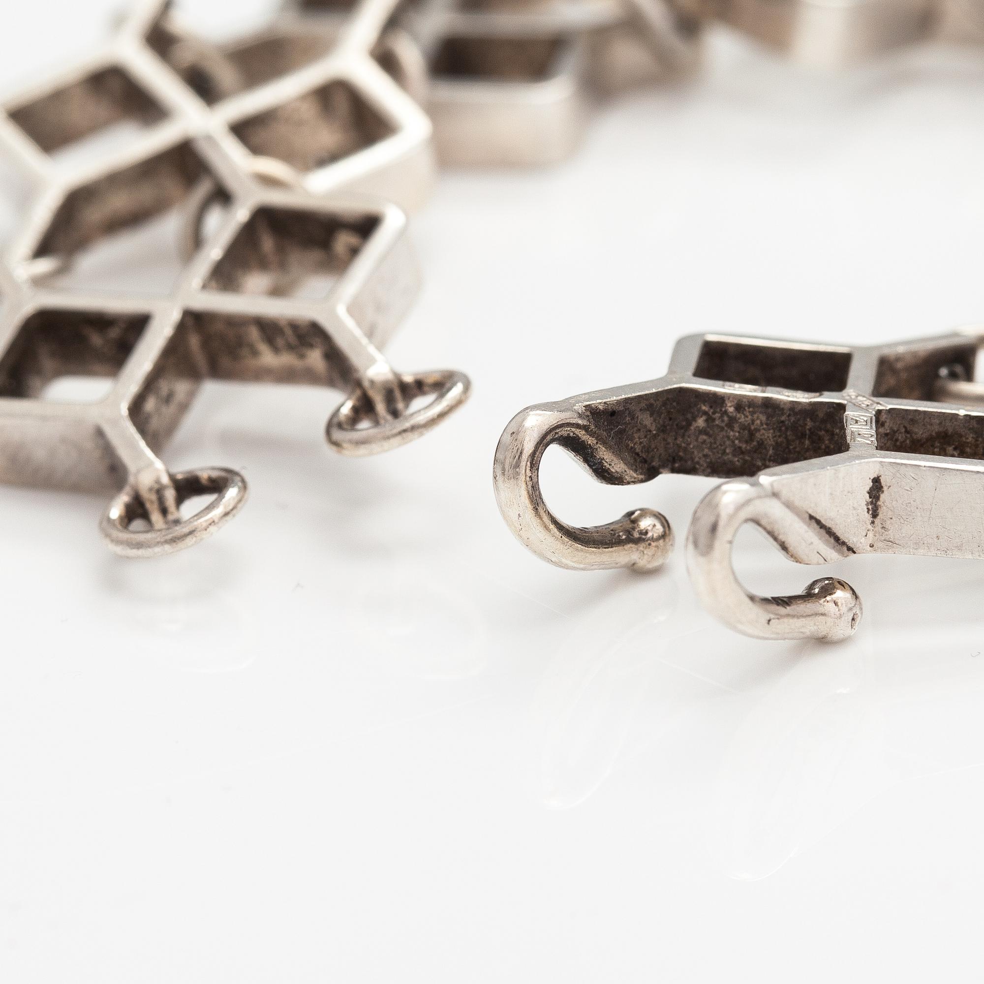 Jorma Laine, A silver bracelet. Kultateollisuus, Turku 1967.