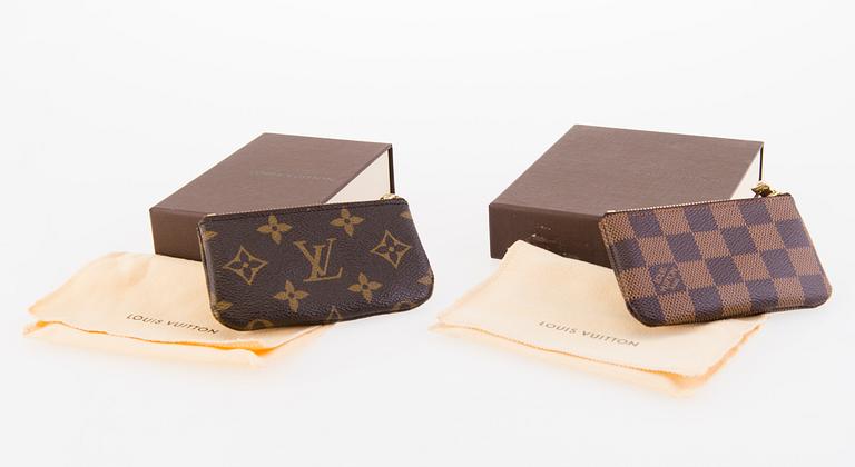 LOUIS VUITTON, NYCKELHÅLLARE, 2 st, "Pochette Clés", i monogram- resp. Damier Ebene-canvas.