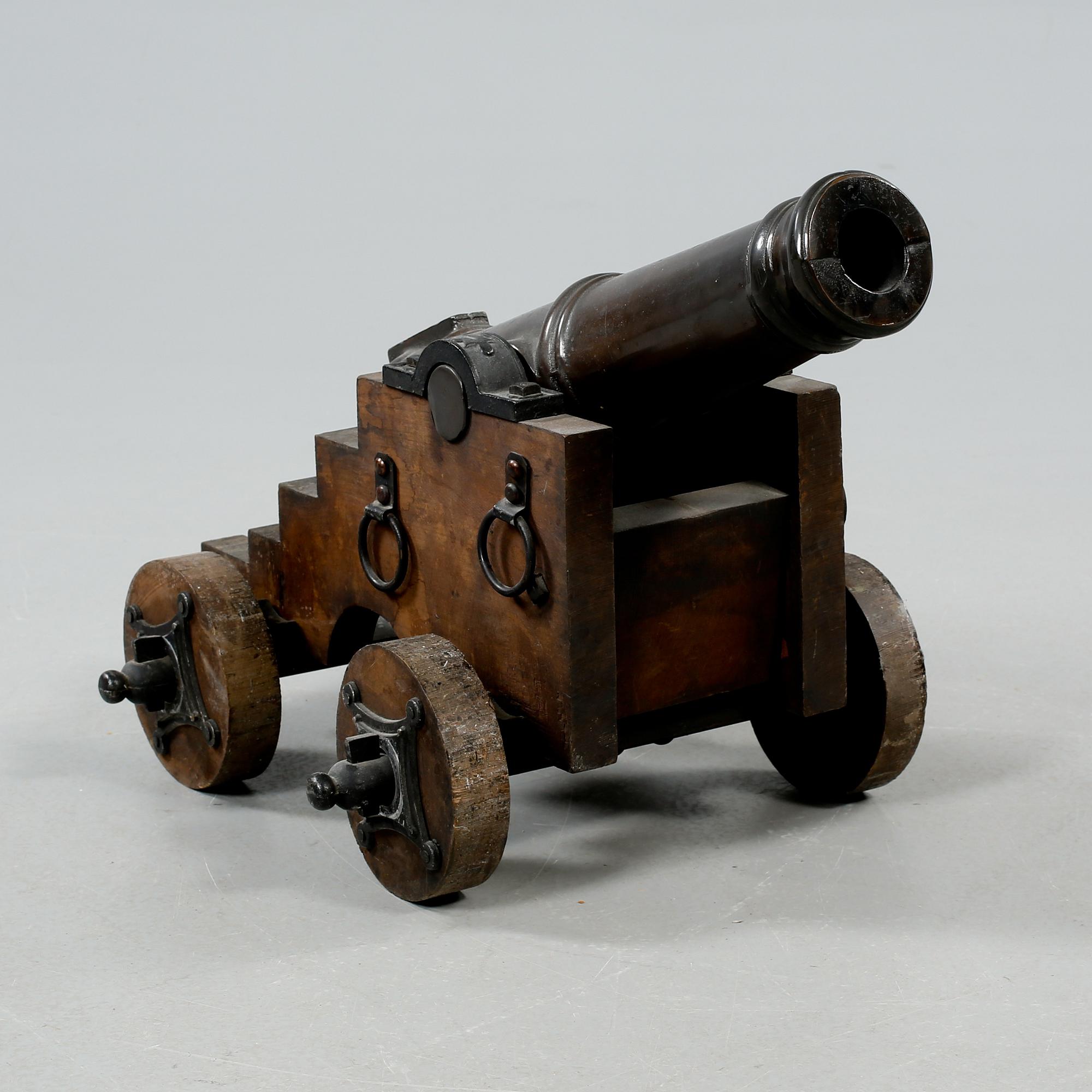 SALUTKANON, 1900-talets första hälft.