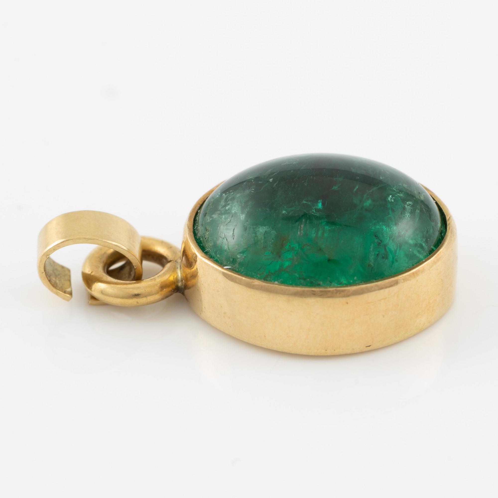 Pendant in 18K gold with a cabochon-cut emerald.