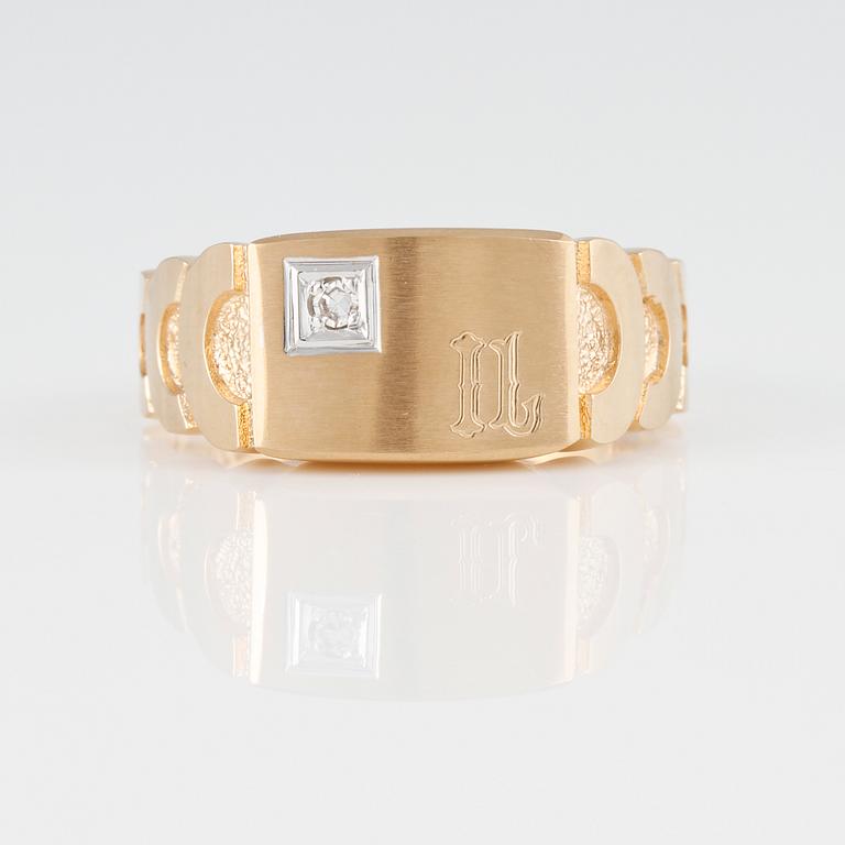 RING, 18K guld med åttkantslipad diamant 0.025 ct, importstämplad. Vikt 4,7 gram.