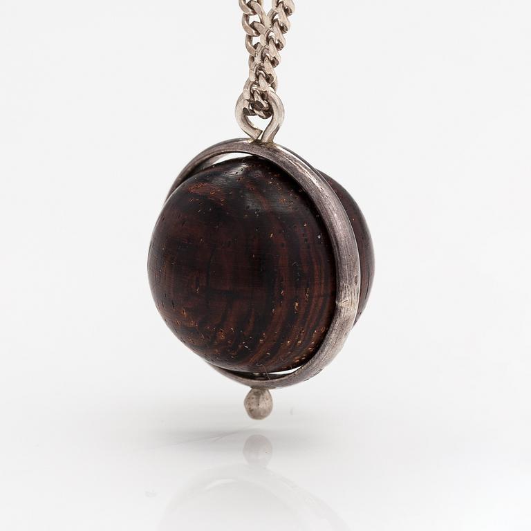 Kaija Aarikka, A necklace, a paid of earrings and a brooch made of silver and wood. Finland.