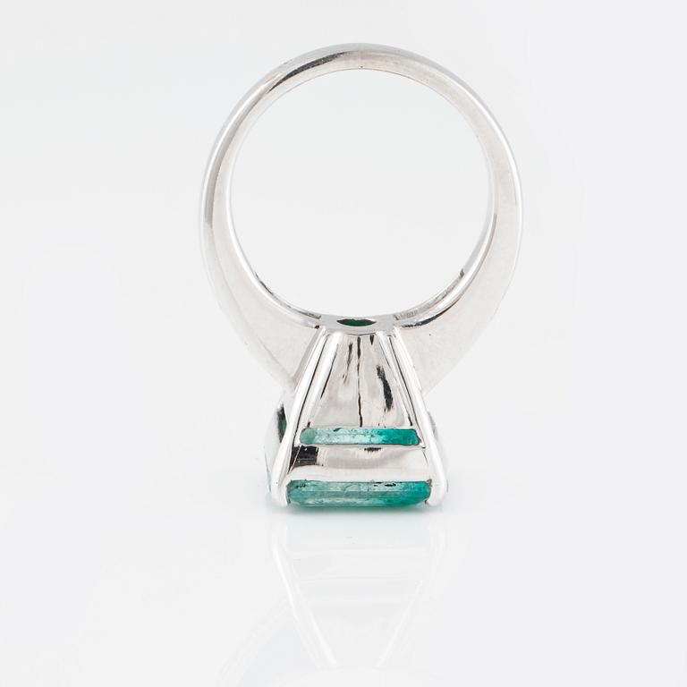 RING, med fasettslipad smaragd ca 9.00 ct och 6 briljantslipade diamanter.