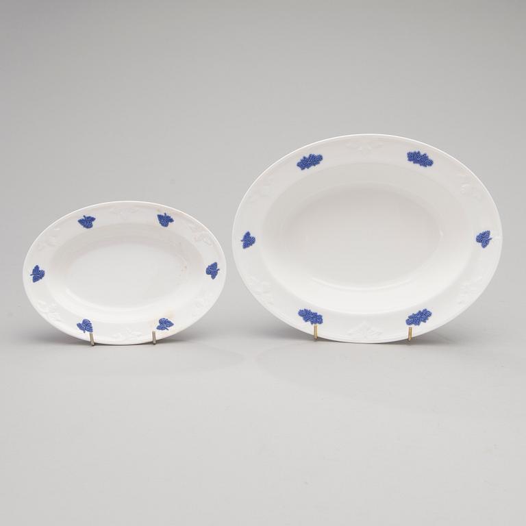 A 43-piece porcelain dinnerware set, "Blå blom", Gustavsberg.