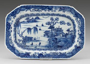 215. UPPLÄGGNINGSFAT, porslin. Qingdynastin, Qianlong (1736-95).