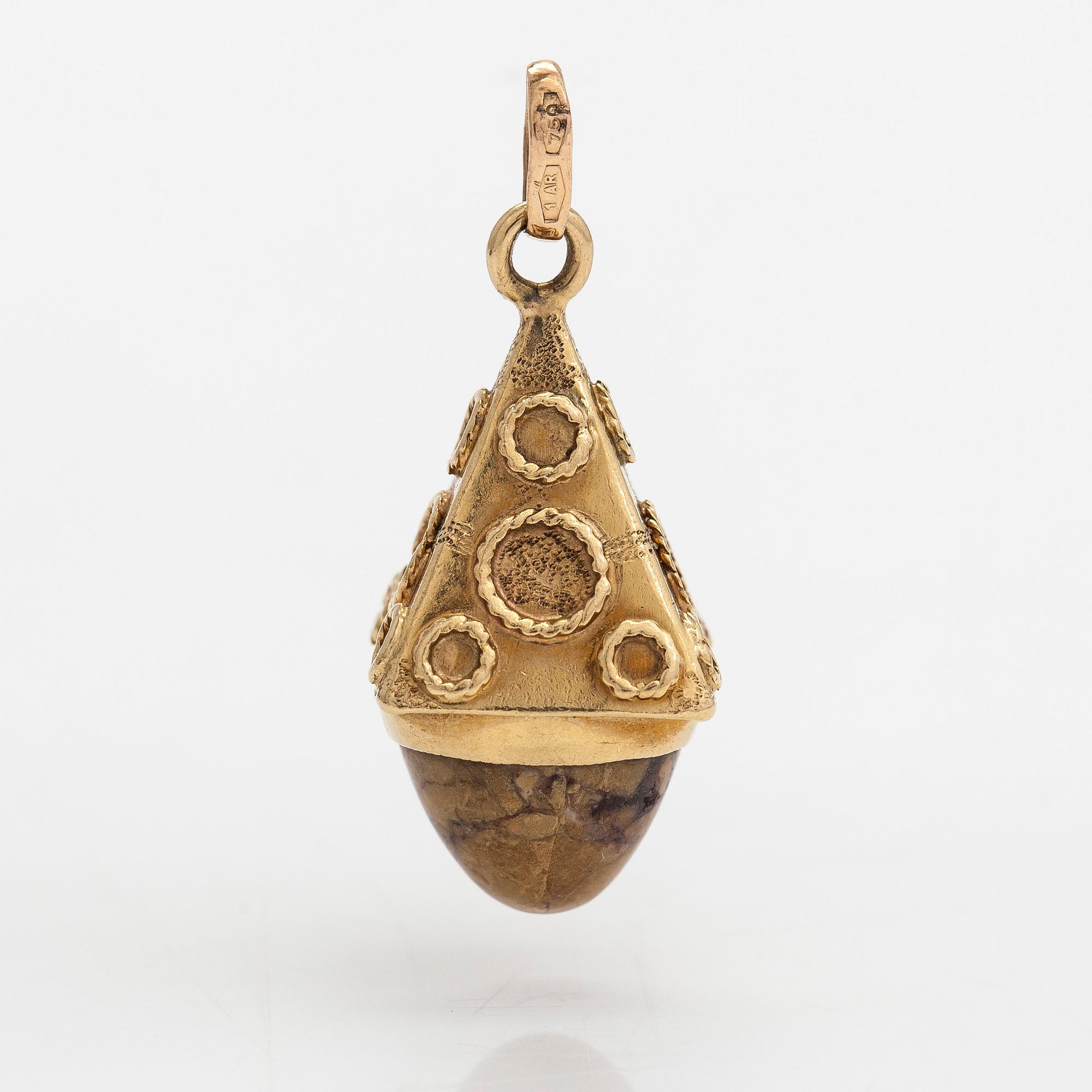 An 18K gold pendant with a jasper stone, Unoarrre, Italy.