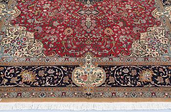 An oriental carpet, approx. 316 x 247 cm.