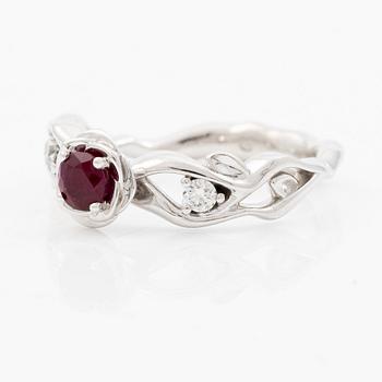 Ring 14K white gold with a ruby and brilliant-cut diamonds.