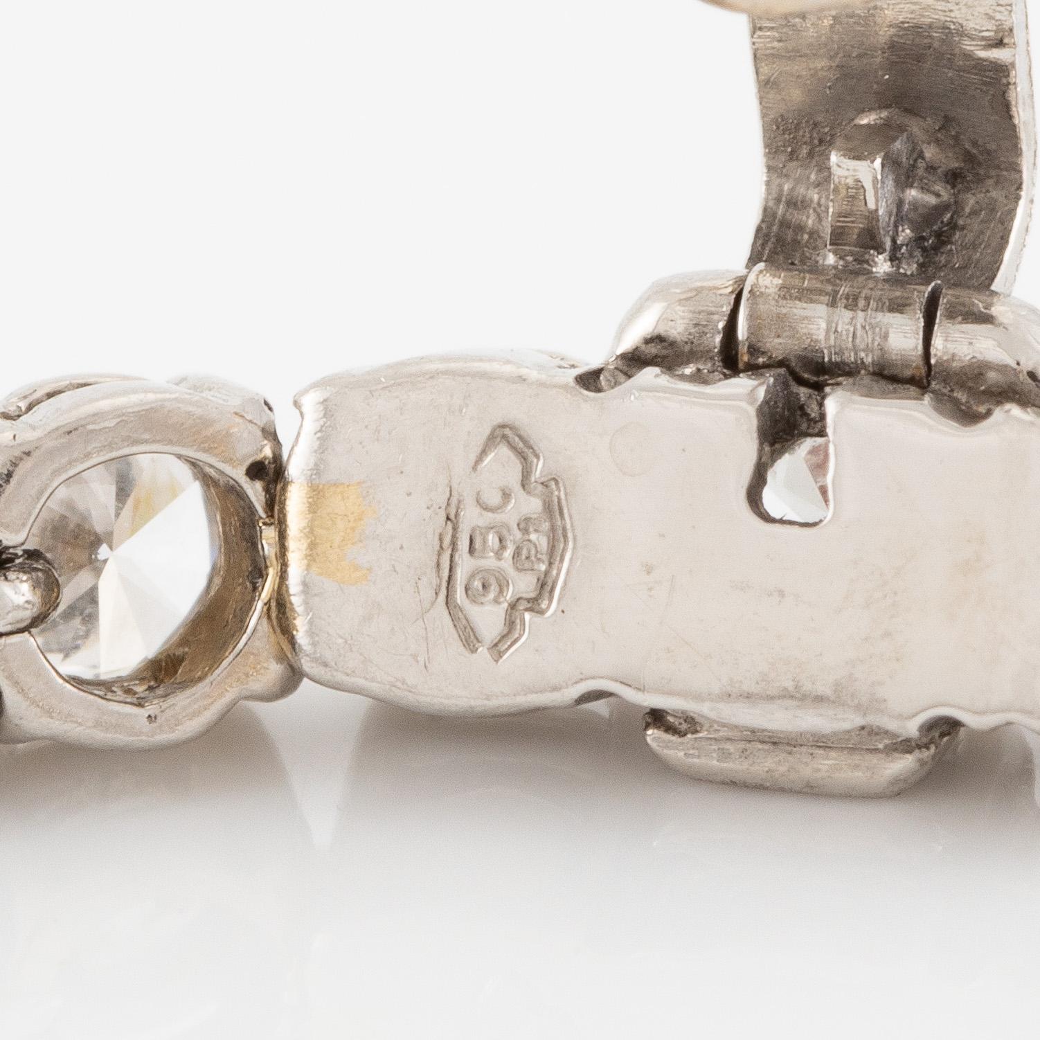 Tennis bracelet, platinum with brilliant-cut diamonds.