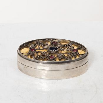 Dosa, delvis förgyllt silver, av Carl Anders Bahr (verksam i Visby 1835-52).