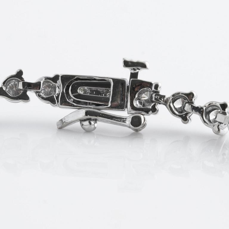 BRACELET, A ca 3.85 cts brilliant cut diamond bracelet.