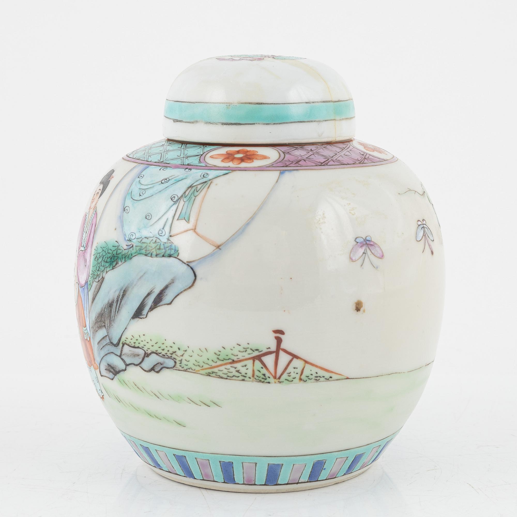 A Chinese jar with cover, 20th Century.