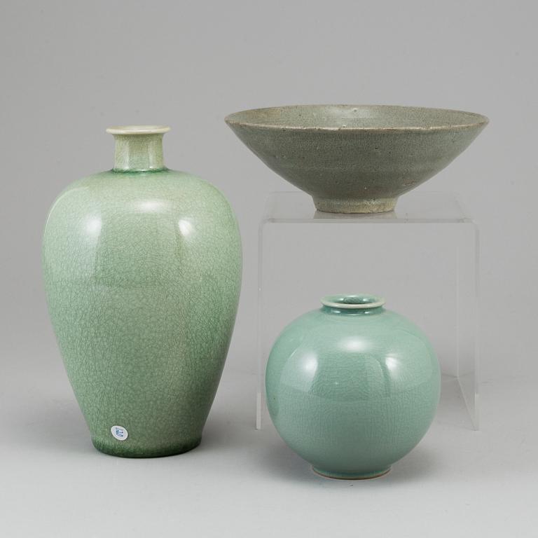 VASER, två stycken, samt SKÅL, keramik. Korea, 1500 respektive 1900-tal.