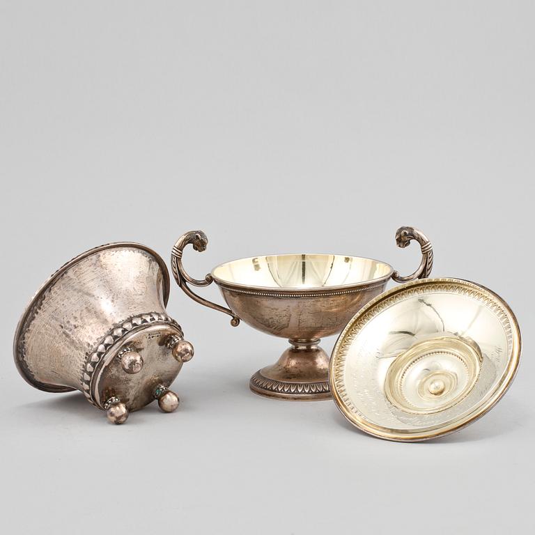 SOCKERSKÅL samt SKÅL, silver, Carl Gustaf Hallberg samt K. Andersson, Stockholm, 1900-talets första kvartal. Vikt 560 g.