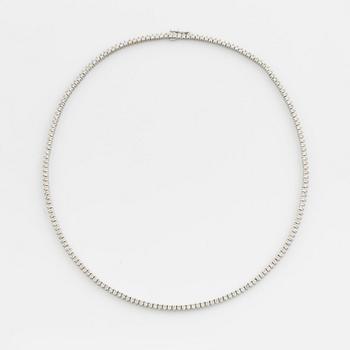 Tennishalsband, 14K vitguld, diamanter ca 5.52 ct tot. Med AIG-certifikat.