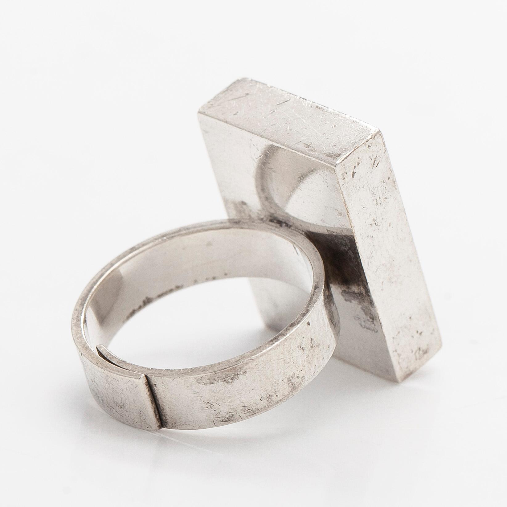 Elis Kauppi, sormus, hopeaa ja karneoli. Kupittaan Kulta, Turku 1971.