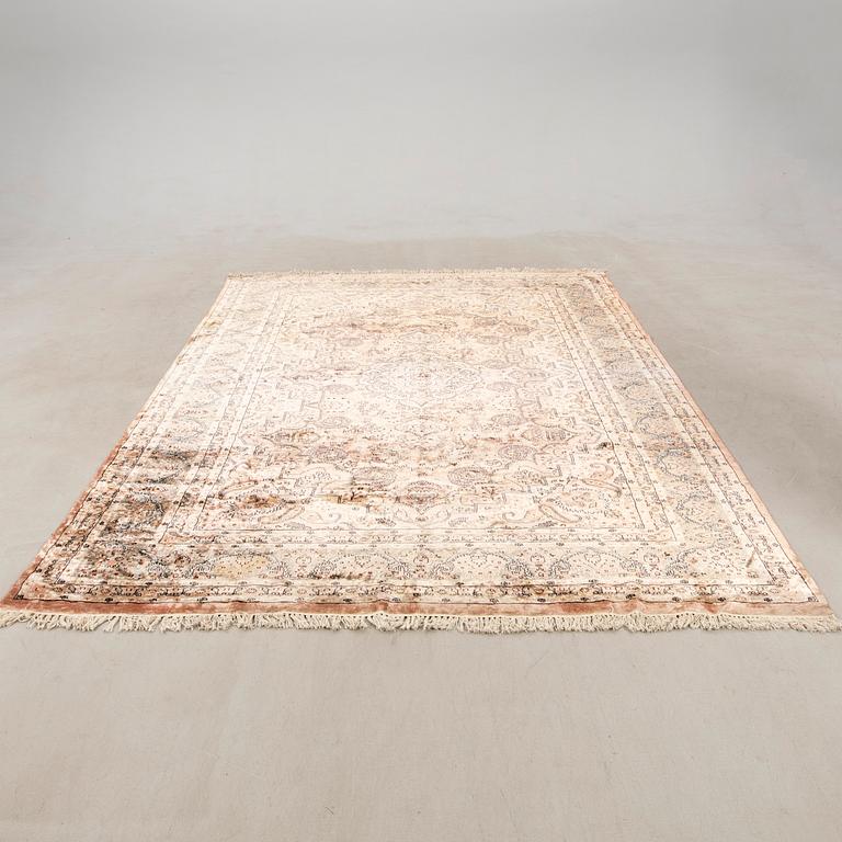 Oriental rug, approximately 306x210 cm.