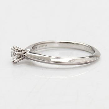 Tiffany & Co, ring, solitär, platina med en briljantslipad diamant 0.19 ct enligt gravyr.