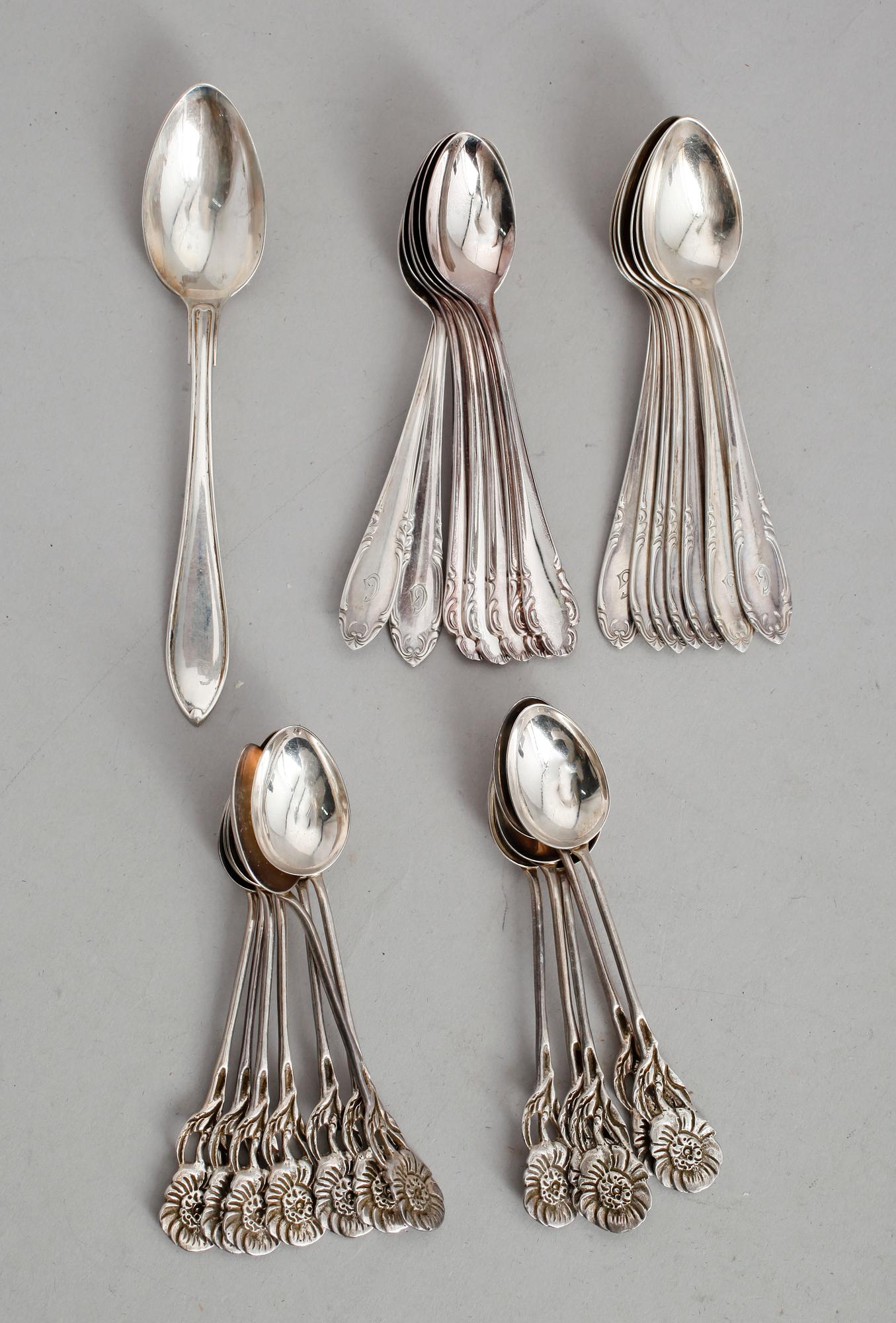 KAFFE- OCH MOCKASKEDAR, 27 st, silver, olika modeller, 1900-tal. Vikt ca 268 gram.
