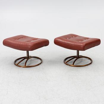 Fåtöljer, ett par, med fotpall, 1970-tal.