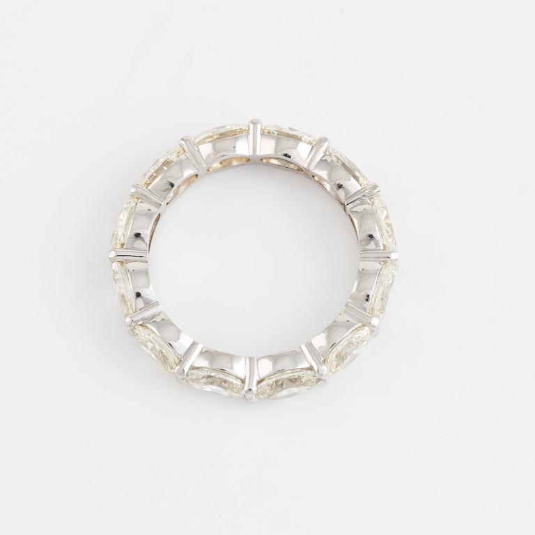 Ring helallians med ovalslipade diamanter, totalt 3,88 ct.