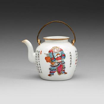 A famille rose teapot, Qing dynasty late 19 century.