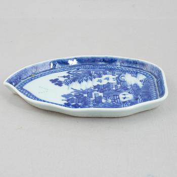 Seven export porcelain serving dishes, China, Jiaqing (1796-1820),.