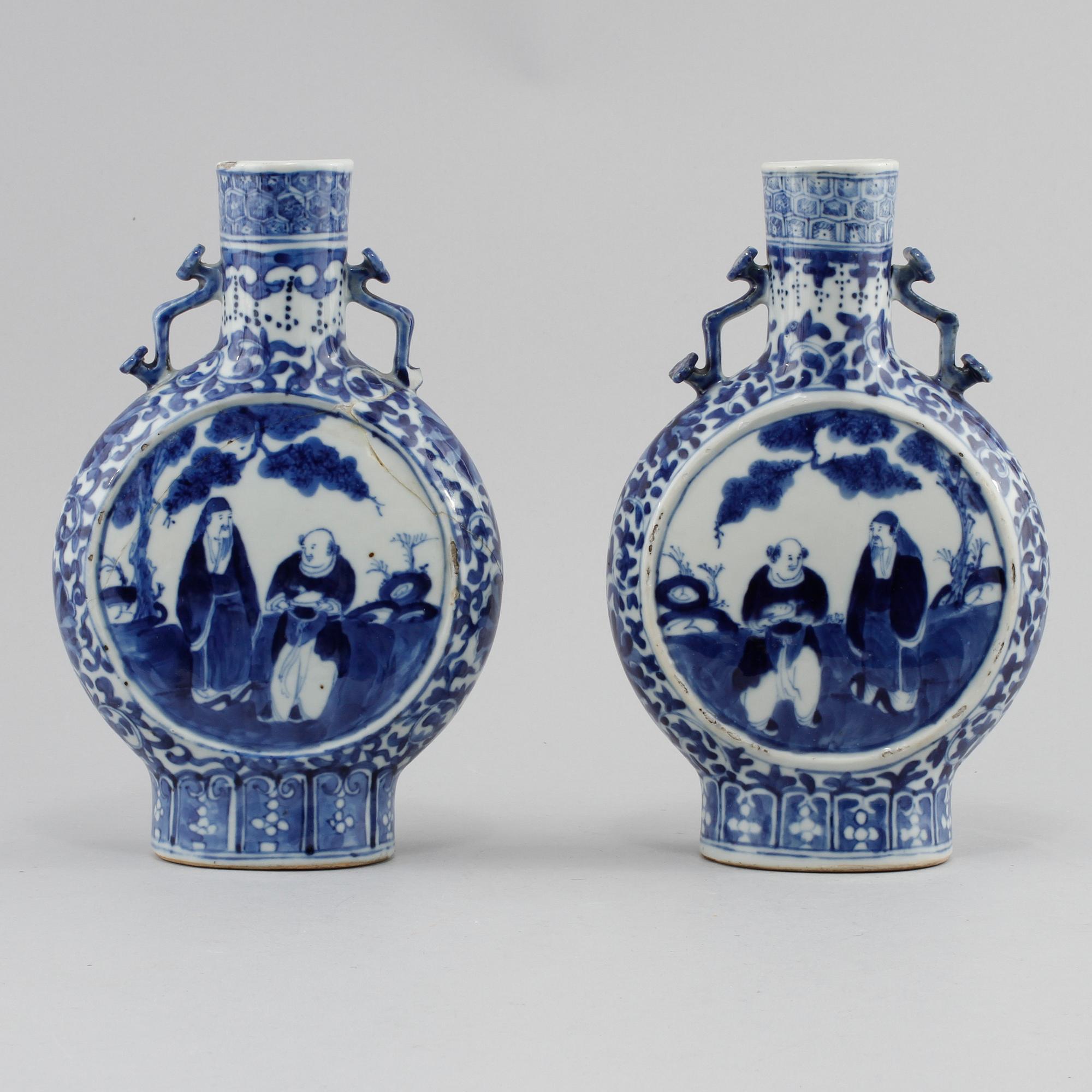 PILGRIMSKRUS, ett par, porslin, Kina, 1800-tal.