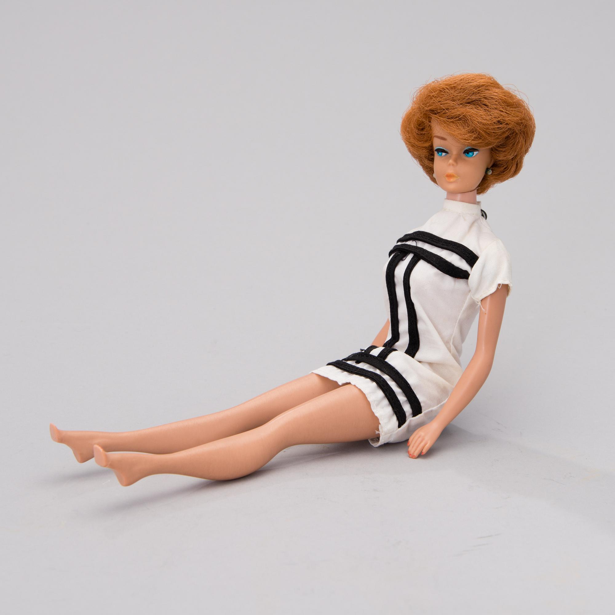 Barbie doll 'Midge' and two sets of clothes, one for Barbie and one for Ken. Mattel, 1960-tal.