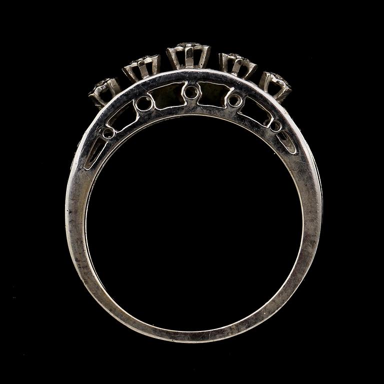 RINGAR, 2 st, 18k vitguld och briljanter, ca 0.15 resp 0.5 ct. Vikt 9 g.