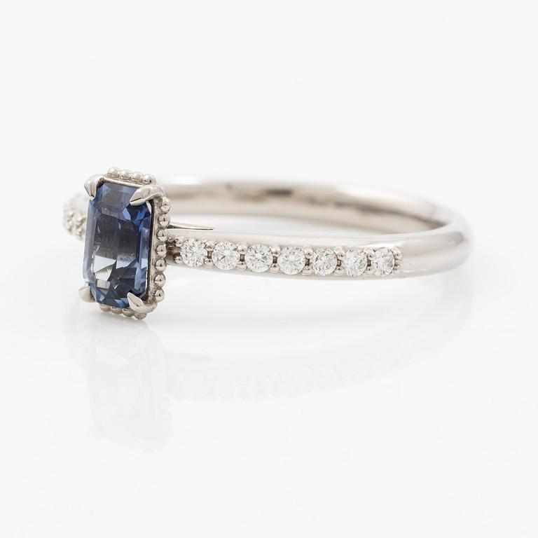 Ring 14K white gold with sapphire and brilliant-cut diamonds.