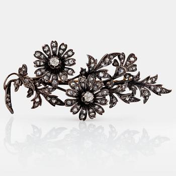 1104. A 14K gold and silver brooch set with old- and rose-cut diamonds, en tremblant.