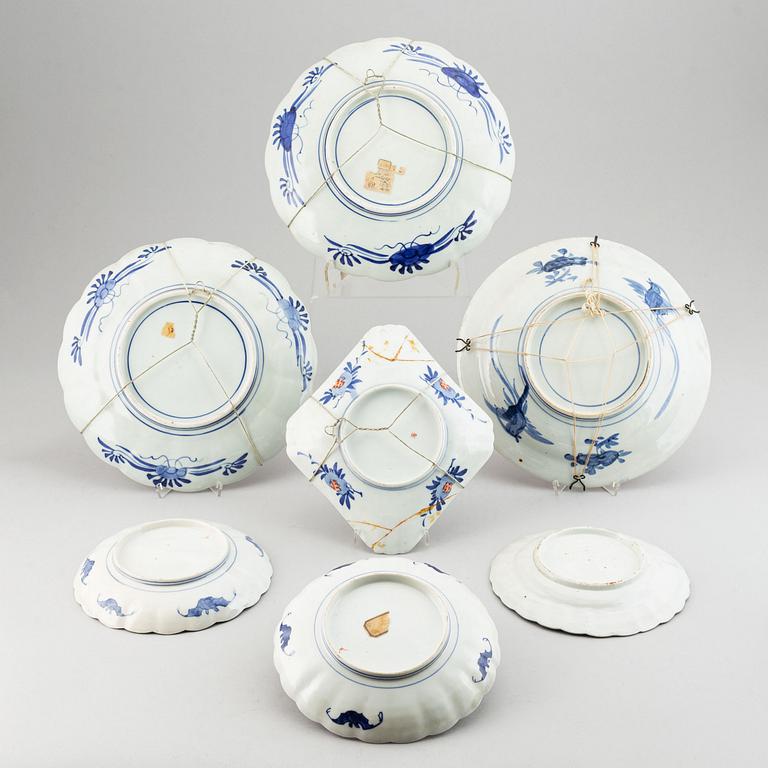 A set of seven imari dishes, Japan, late 19th Century and 20th Century.