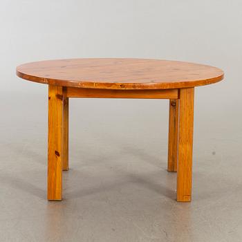 A 1970:s pine dining table.