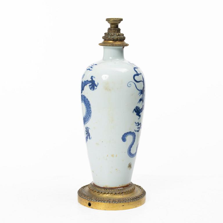 A Chinese blue and white porcelain 'dragon' vase, Qing dynasty.