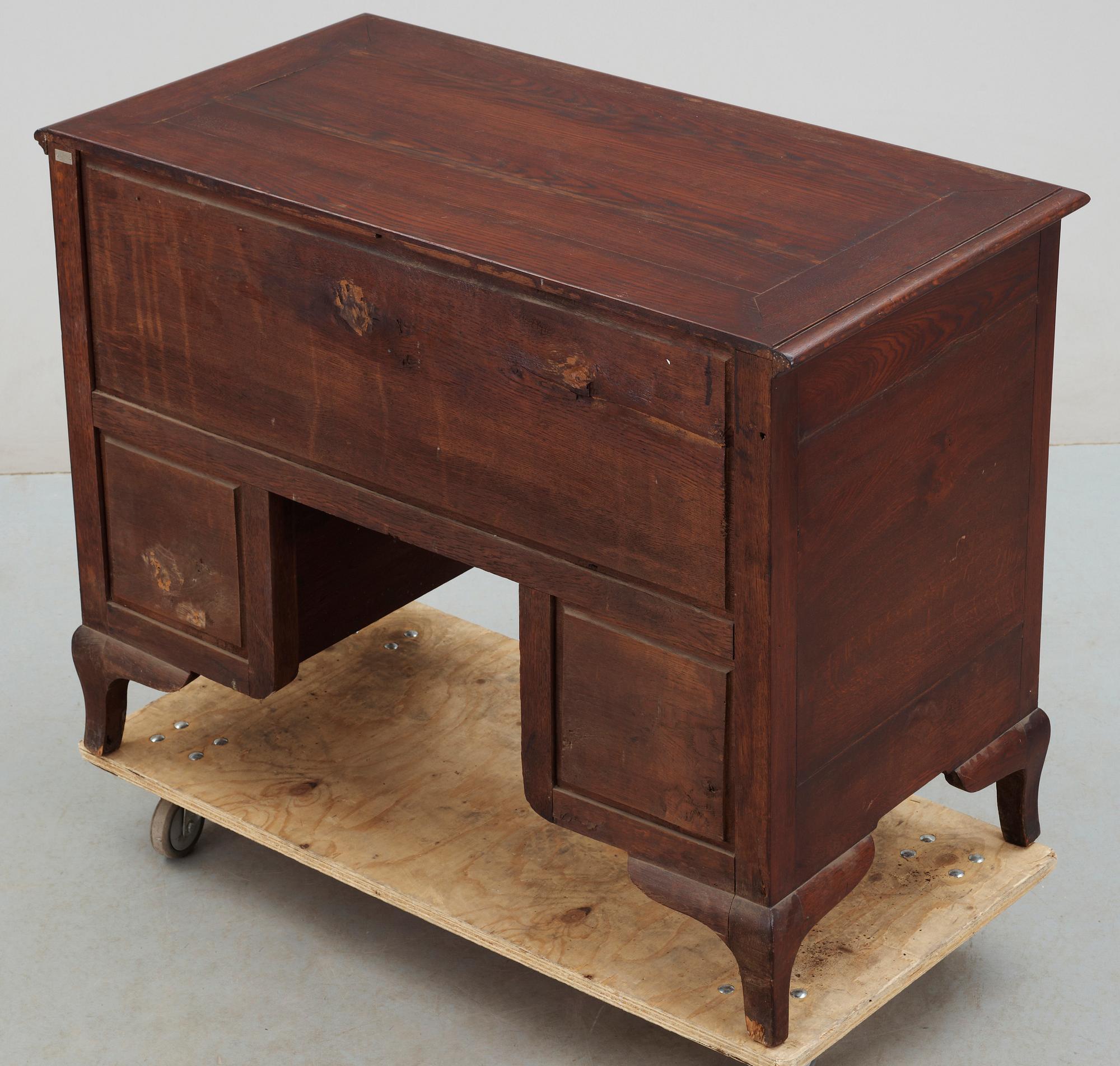SIDEBOARD/SKÄNK, rokokostil, troligen delvis 1700-tal.