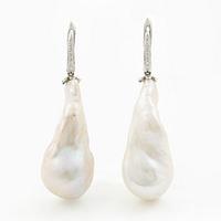 A pair of earrings in 18K gold with cultured baroque freshwater pearls and round brilliant-cut diamonds.