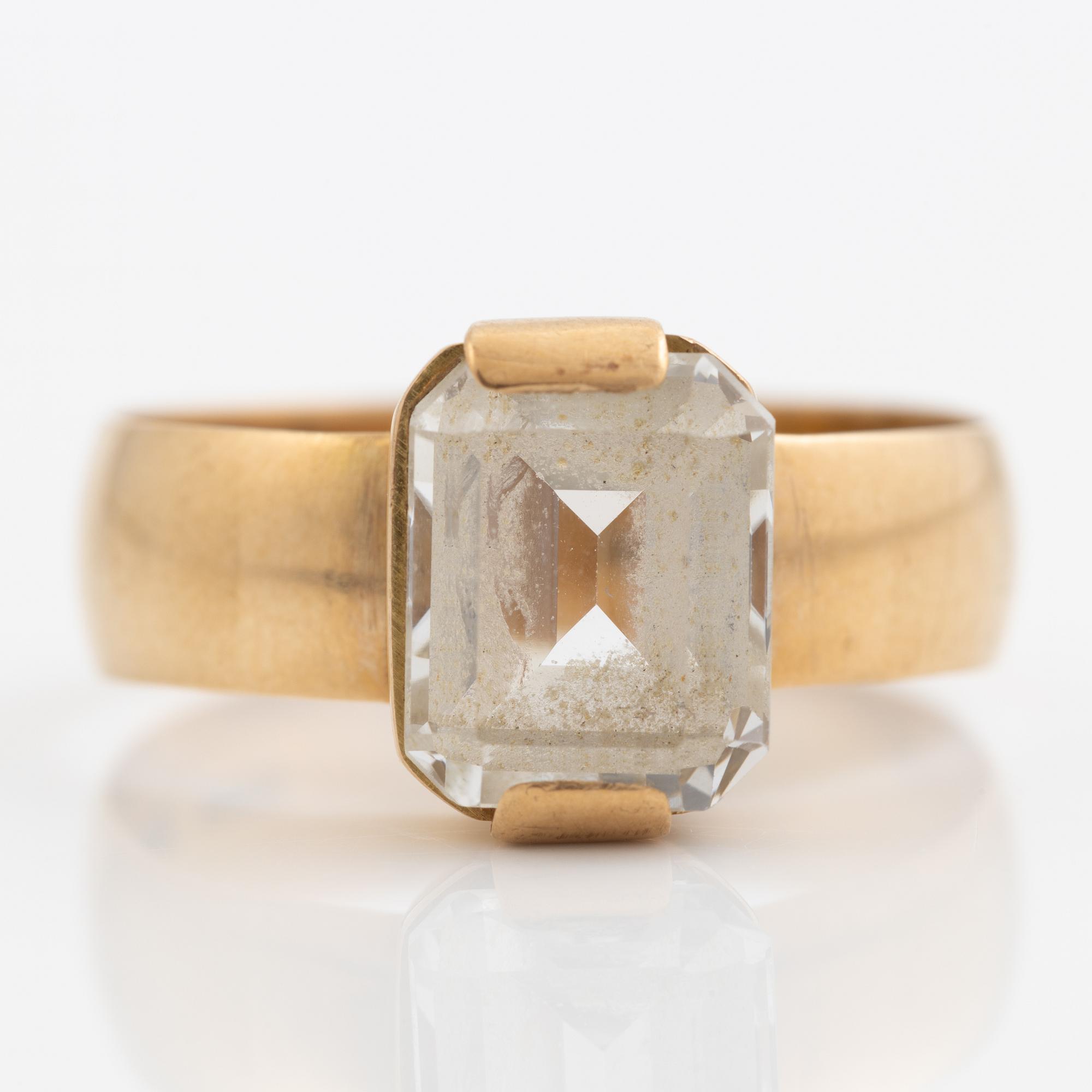 Ring 18K gold with white synthetic spinel.