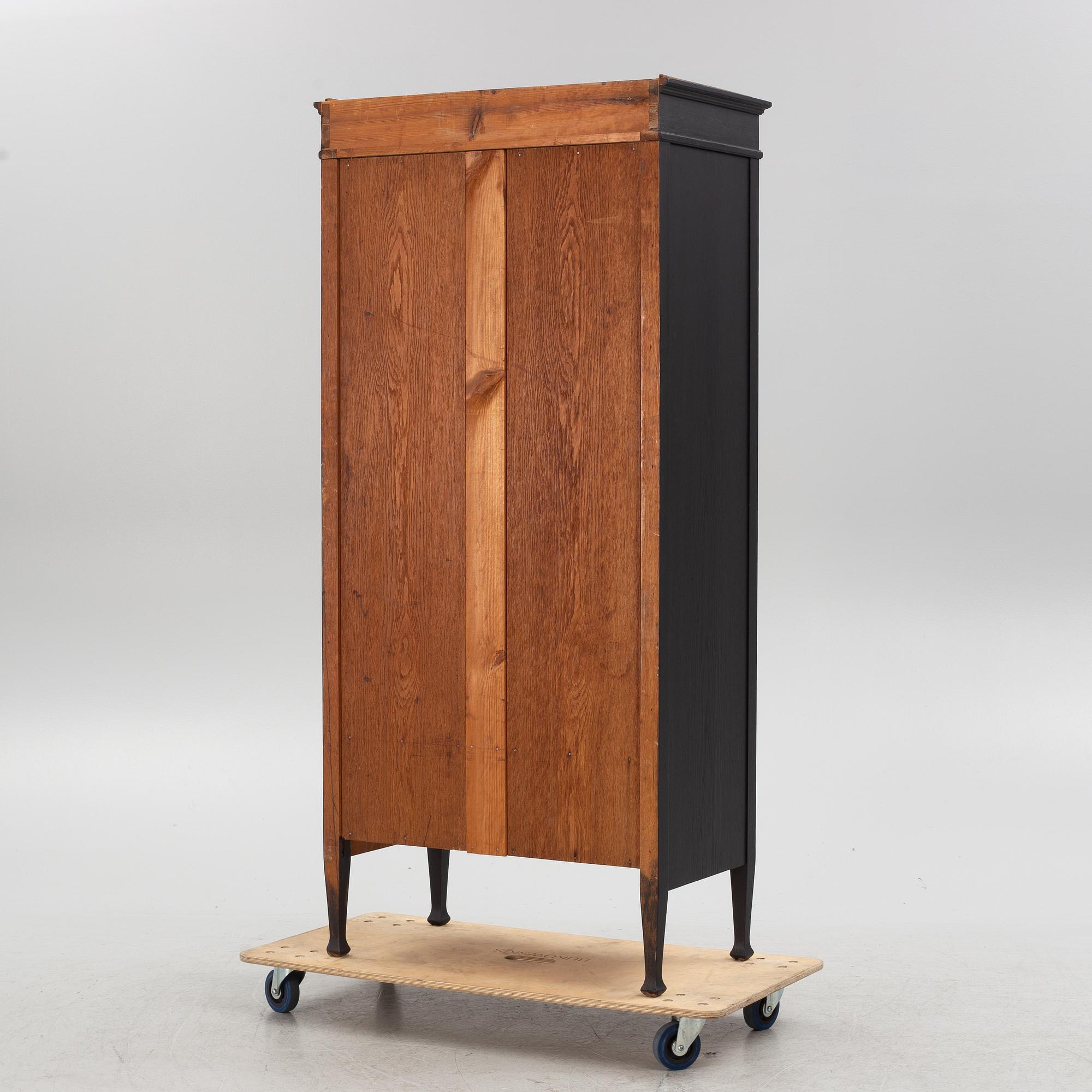 Klädskåp, jugend, 1900-talets början.