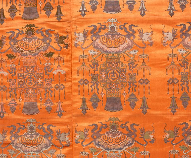 A Chinese silk bed spread/drapery, late Qing dynasty, circa 1900.