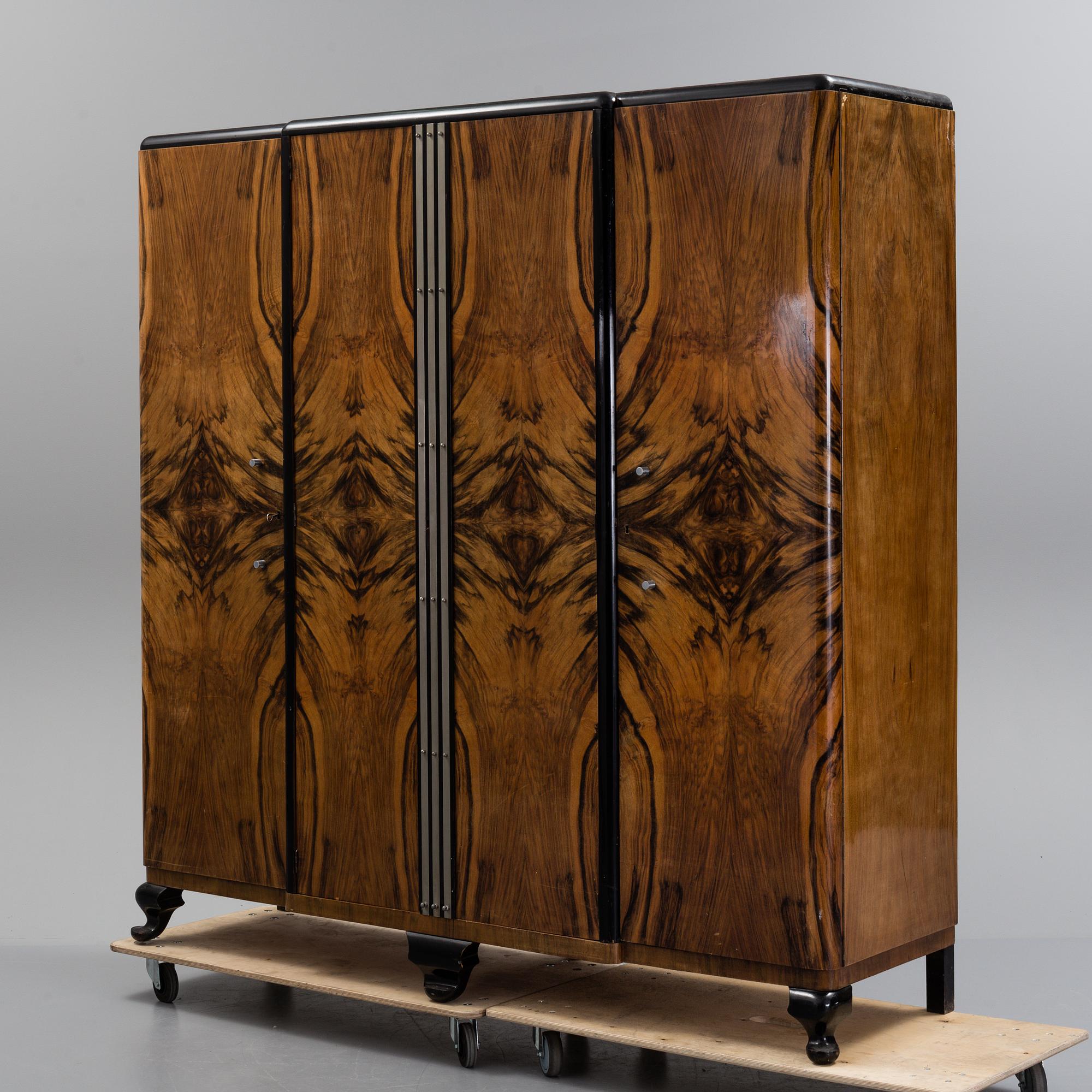 KLÄDSKÅP, 1900-talets första hälft.