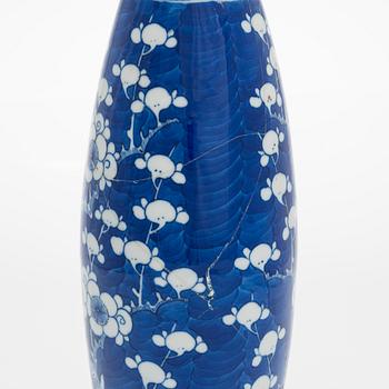 Two blue and white dishes and a vase, China, 18th/20th century.