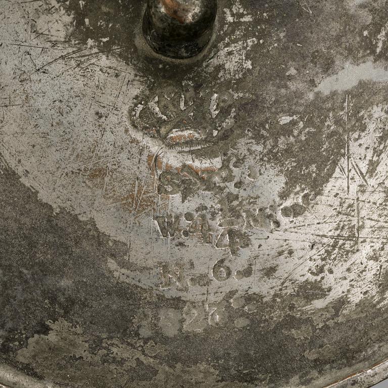 PARTI KÖKSREDSKAP, 2 delar, koppar och tenn, daterade 1808 respektive 1823.