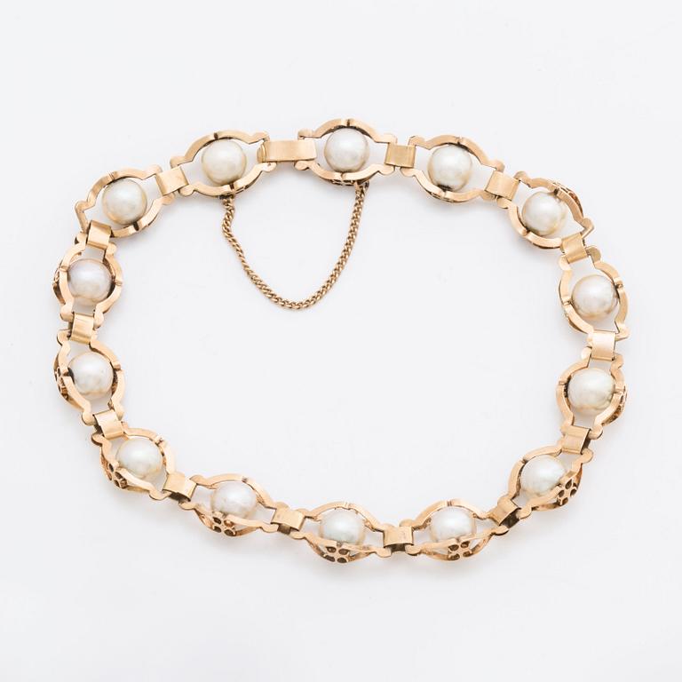 BRACELET 18K gold w cultured Pearls approx 7 mm.