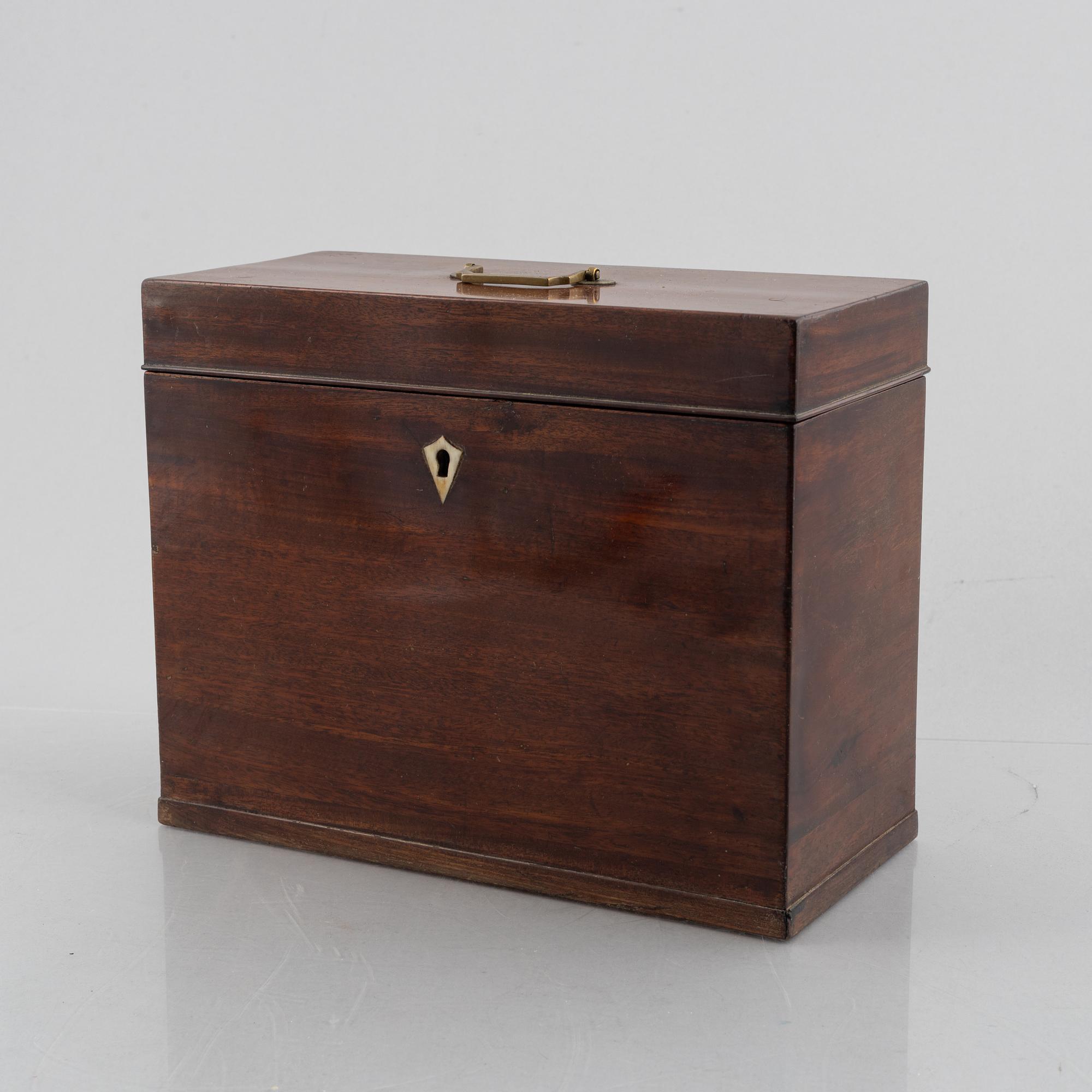 A flask box, first half of the 19th Century.