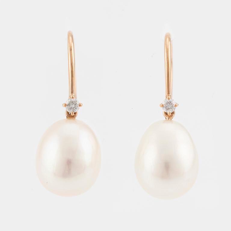 Örhängen 18K roséguld med sötvattenspärlor och briljantslipade diamanter.
