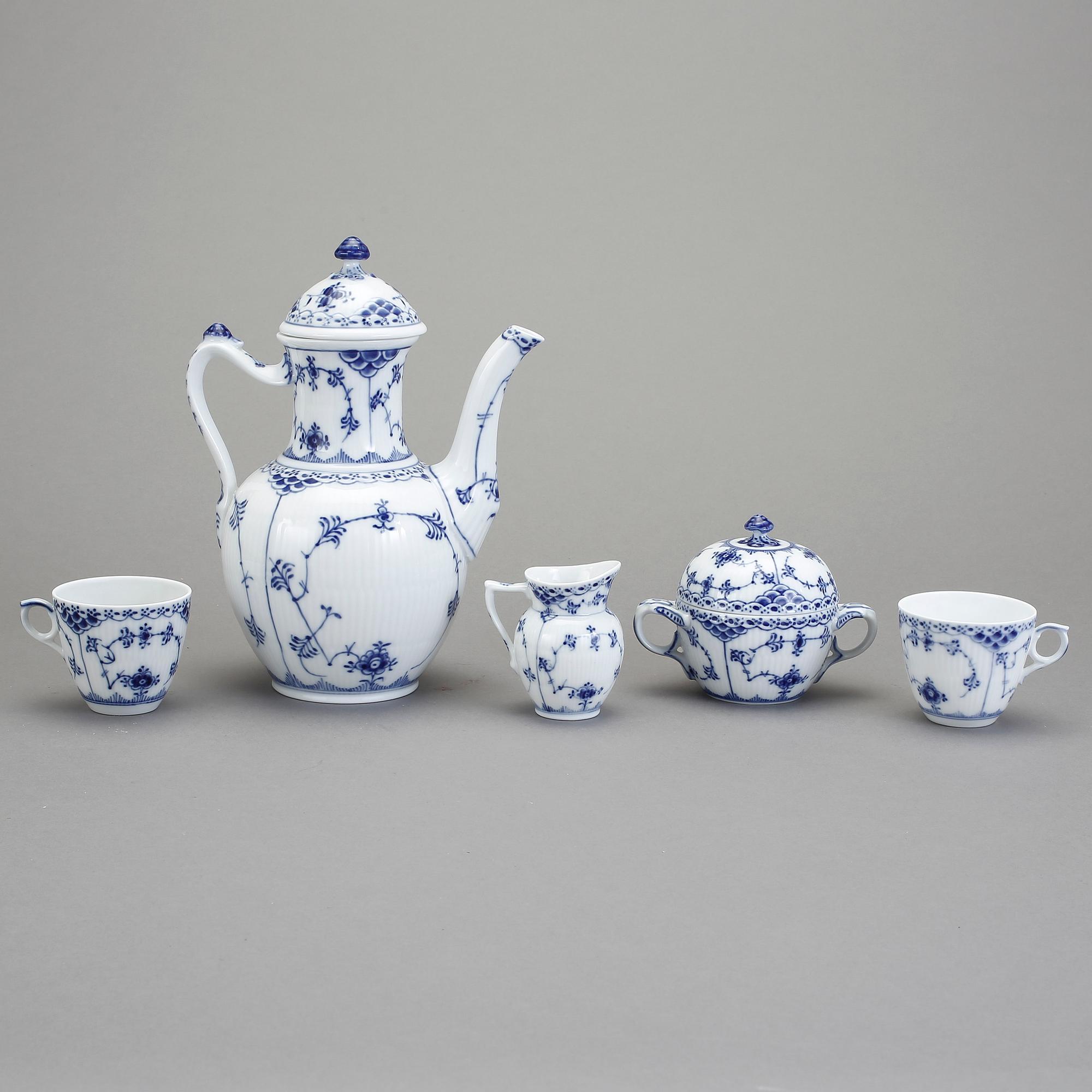 KAFFESERVIS, 33 delar, porslin, Musselmalmet halvblond, Royal Copenhagen.
