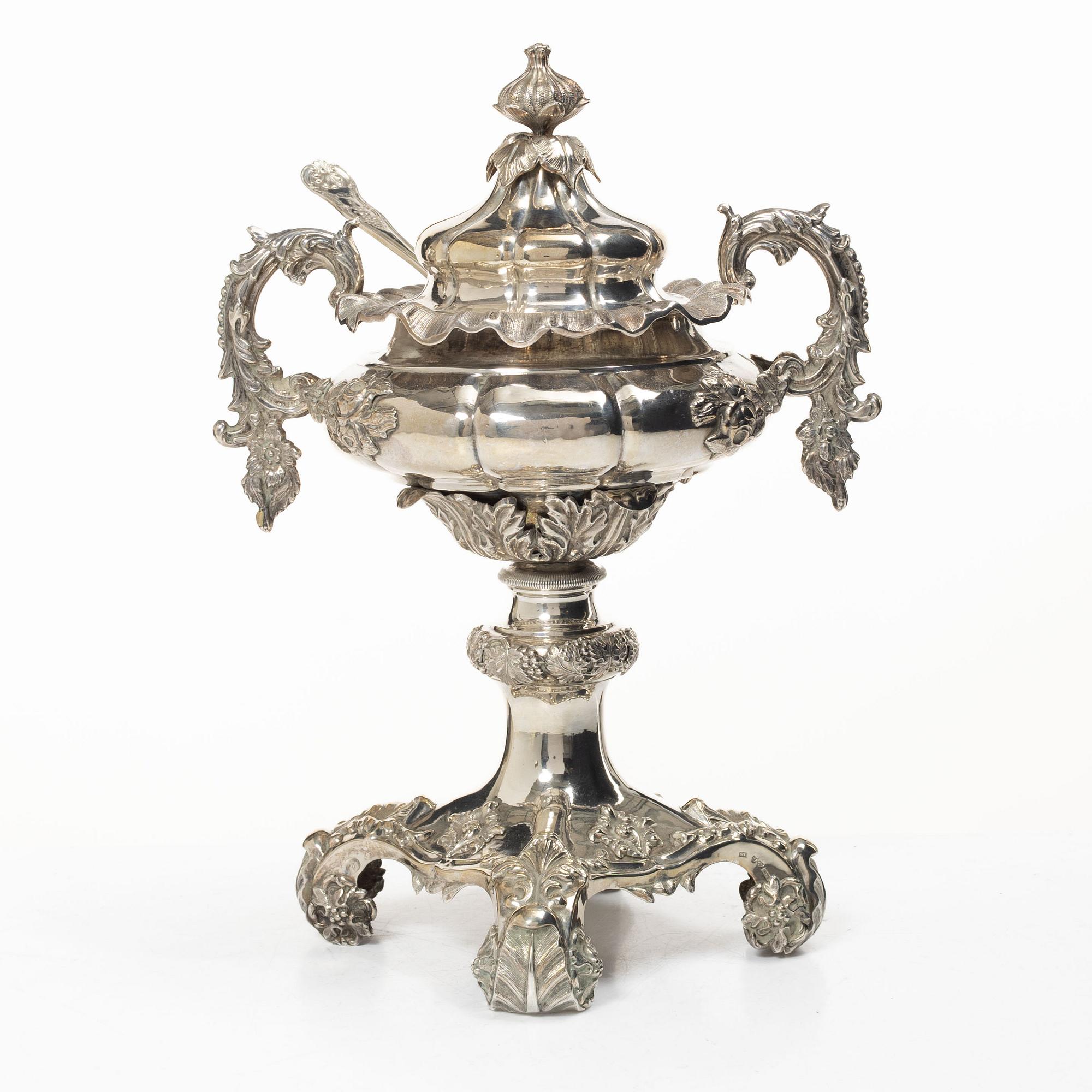 Gustaf Möllenborg, Strösockerskål, silver, Stockholm 1848-1849 samt strösockersked Johan Carlsson, Nyköping 1852.