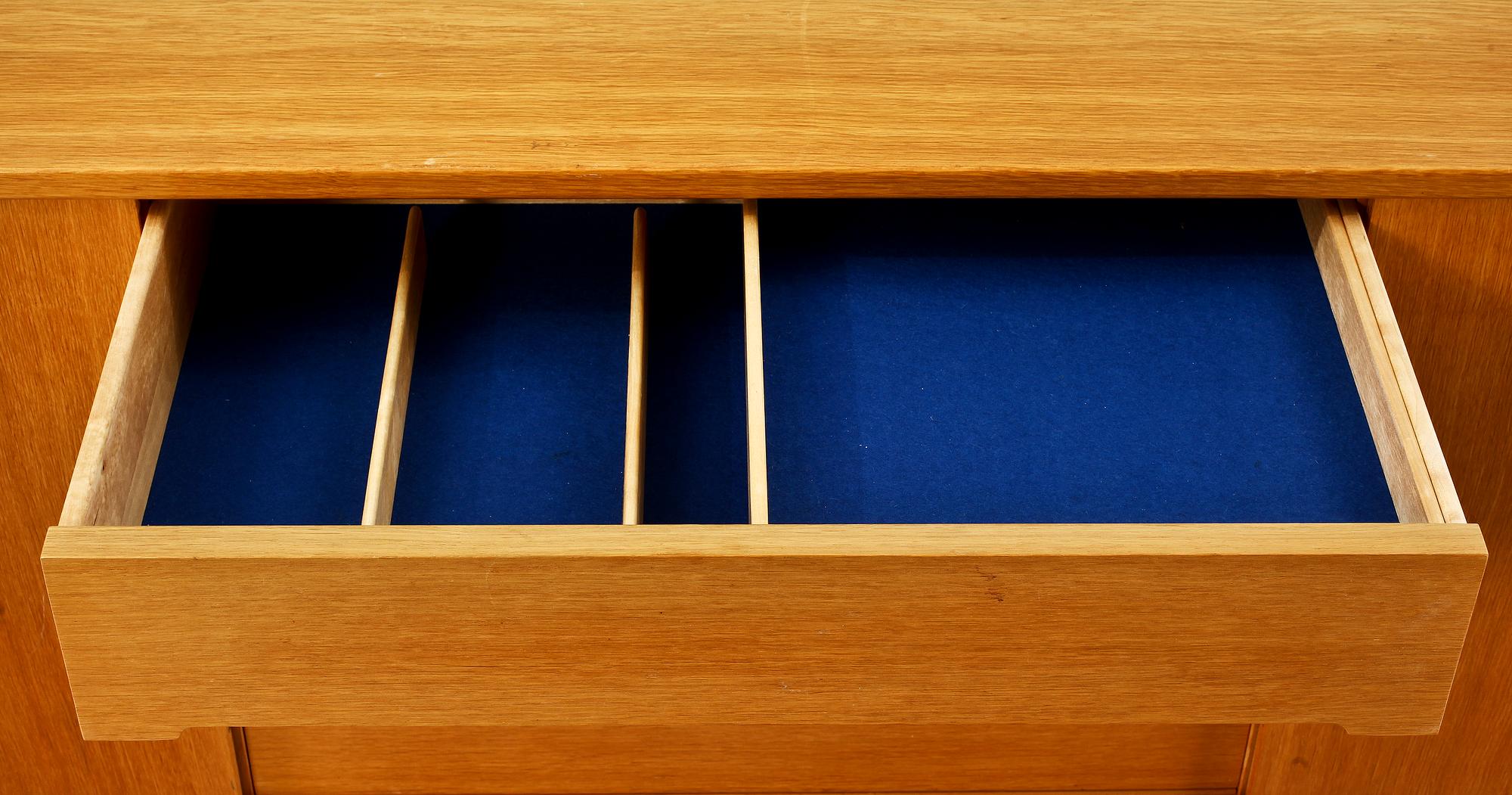 SIDEBOARD, "Arild", Nils Jonsson för Troeds, Bjärnum, 1900-talets tredje kvartal.