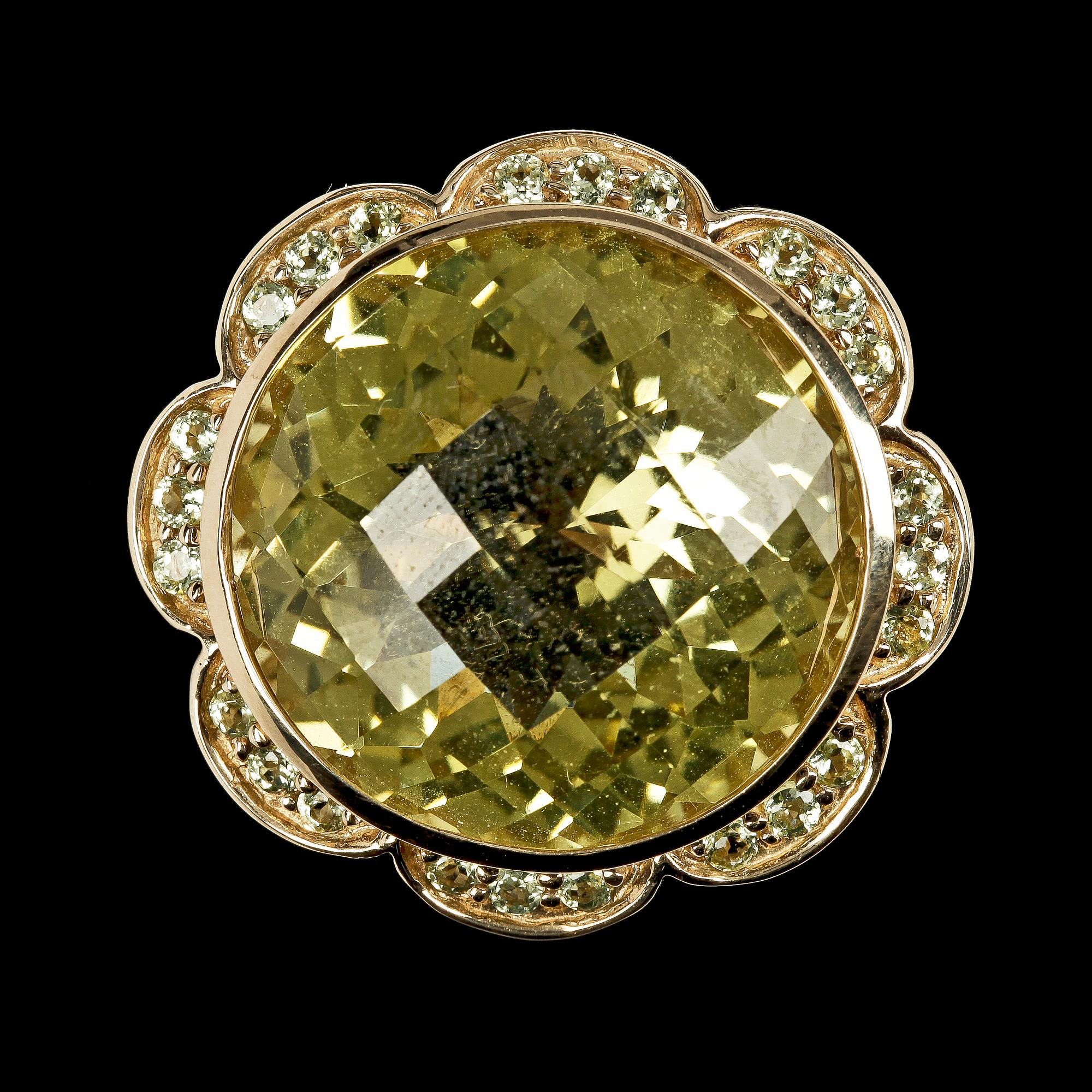 RING, fasettslipad stor citrin med små gröna peridoter runt om.